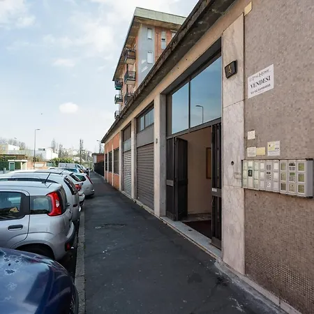 Apartment Guesthost - Dergano Comfy - 250 M Far From M3 Milan