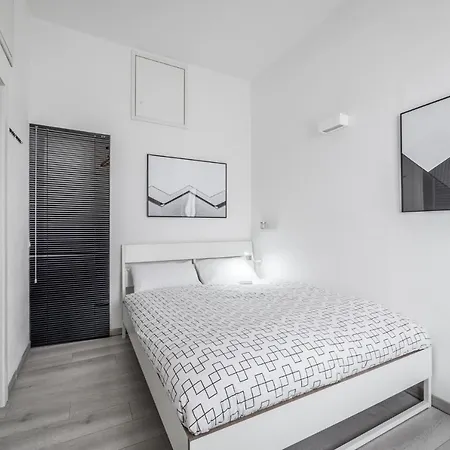 The Minimal Chic - Isola Garibaldi *