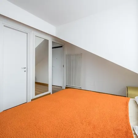 The Orange Attic - Navigli Area Apartman