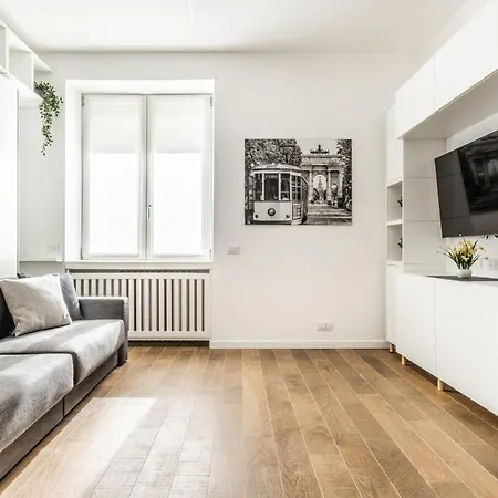 Life House-yellow San Siro & Duomo Milán