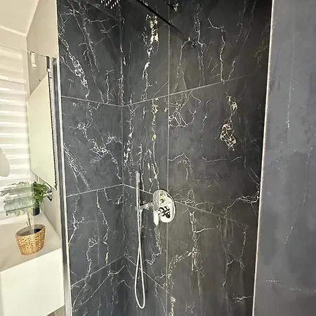 Lr Deluxe - Fondazione Prada - Metro M3 ميلان