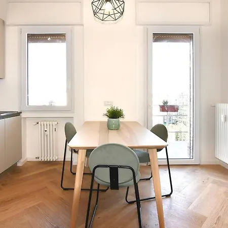 Apartament Luminoso Bilocale Con Terrazzino