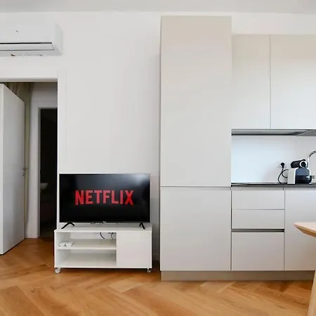 Luminoso Bilocale Con Terrazzino Apartament Mediolan