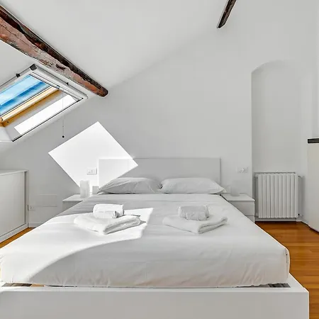 Cosmopolitan Loft Nel Centro Di Milano, Via Sottocorno Apartament