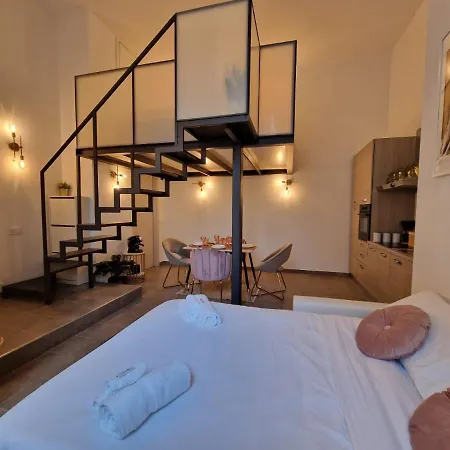 Regina In Porta Romana 2 - Sky Tv, Wifi E Breakfast Box