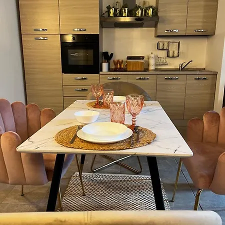 Regina In Porta Romana 2 - Sky Tv, Wifi E Breakfast Box *