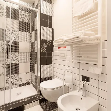 Guesthost - Renovated Apts * Milánó