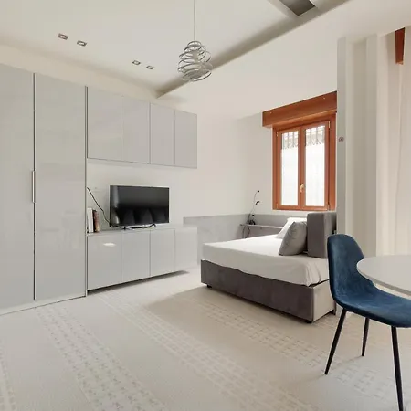 Guesthost - Renovated Apts Апартаменты Милан