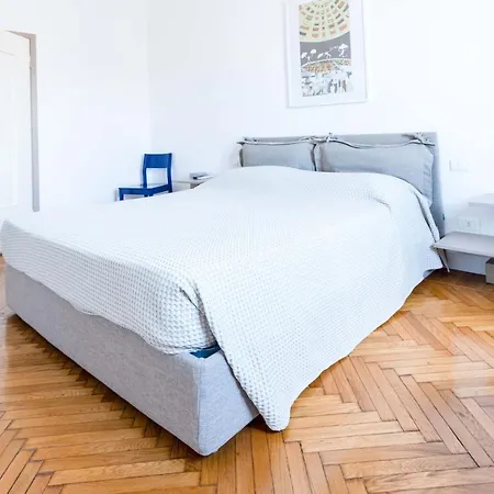 Flat 5 Min From Duomo With Park For Small Cars Apartmán *