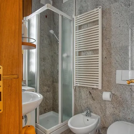 Joivy Captivating Flat With Balcony דירה