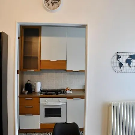 Appartement Nolo Black White & Coral Milaan