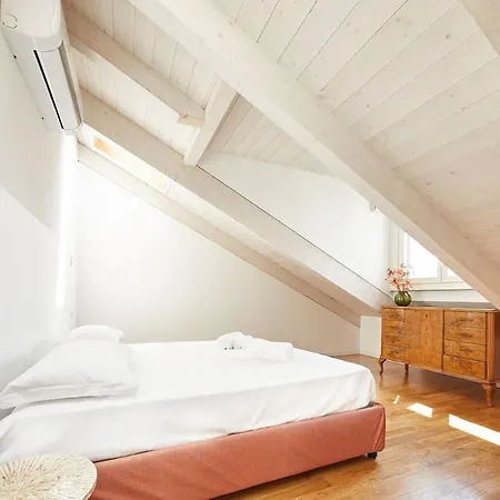 The Attic 18 Апартаменты *