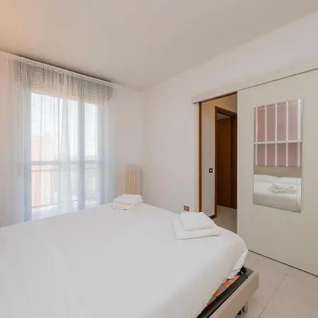 I Host - Finetti 4 Milán