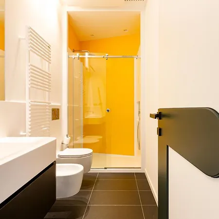 Guesthost - Modern & Comfortable Flat - Near Station * מילאנו