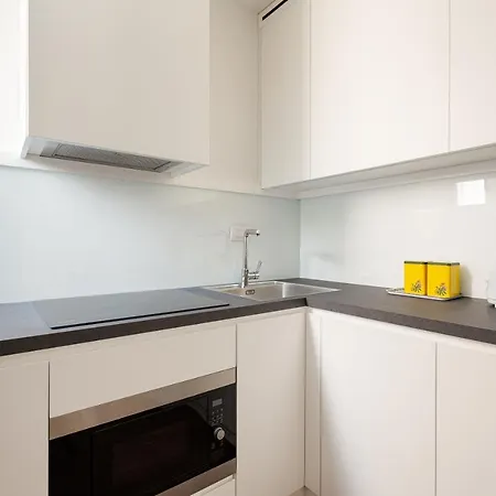 Guesthost - Tiny Near Station Apartment Milan