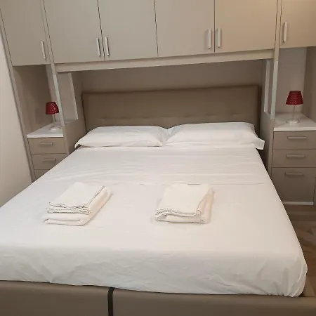 Apartment Luminoso Bilocale Zona Tibaldi Bocconi Milan