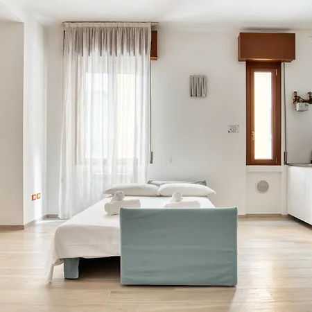 Joivy Charming 1-bed Flat In Navigli ميلان