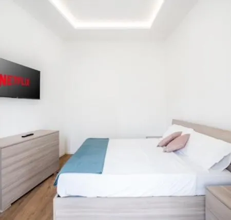 Smart Near Metro Apartment Mailand