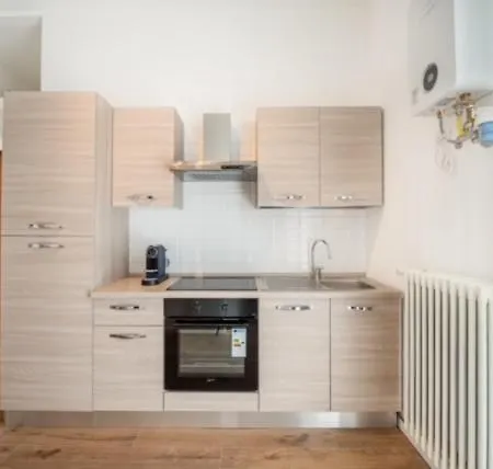 Smart Near Metro Apartment Mailand