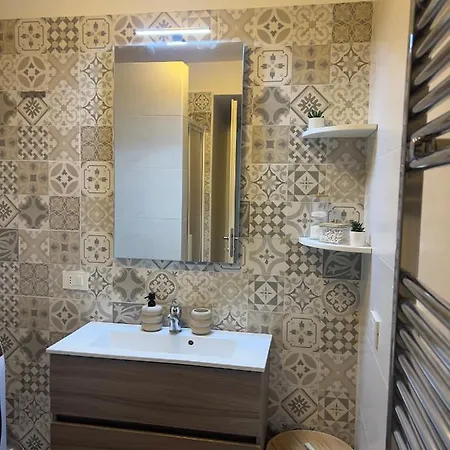 Regina In Porta Romana 3 - Sky Tv, Wifi & Breakfast Box شقة
