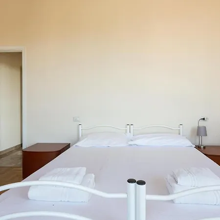 Apartmán - Roomy 300 M From M3 Affori Fn!