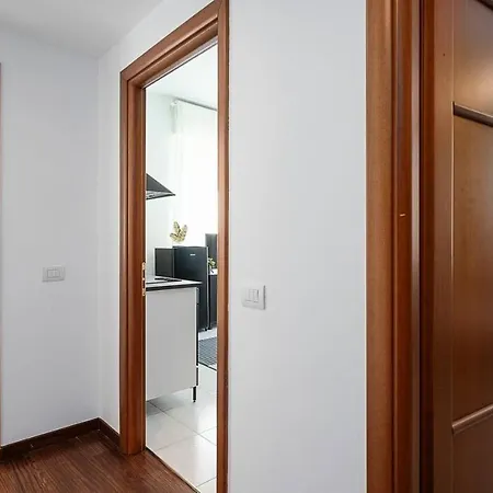 Апартаменты Blue City Paradise - Renovated Apt In Center