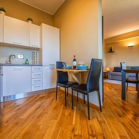 Sunny & Updated Flat With Panoramic View 50m From M4 Stop Милан