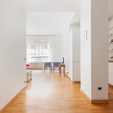 Guesthost - Buonarroti Bright Appartement Milan