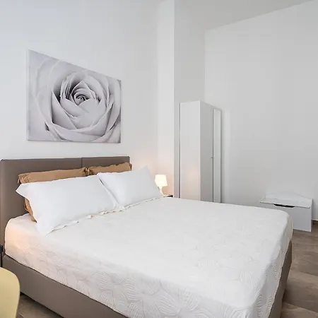 Modern In Navigli-near Darsena & Bocconi Apartment *