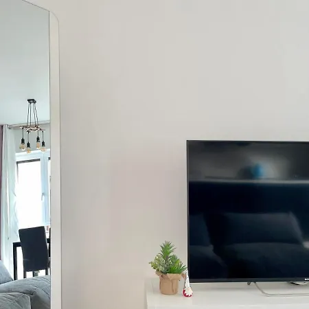 The White House, Modern In Center Apartament Mediolan