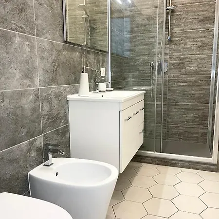 The White House, Modern In Center *