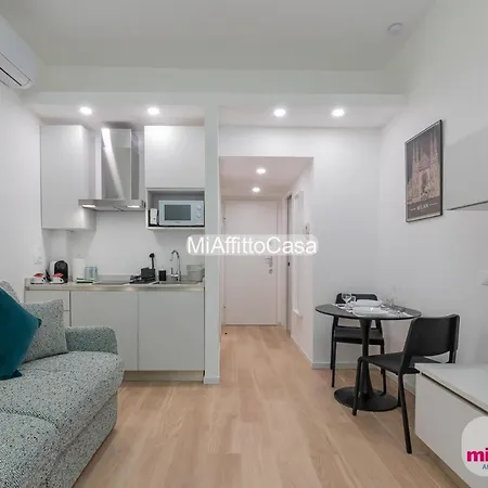 Black And Porta Venezia Apartment *