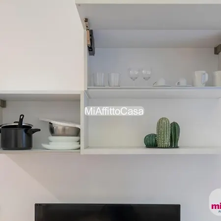 Black And Porta Venezia Apartment