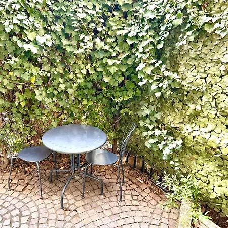 Lovely 2 With Small Garden Apartment *