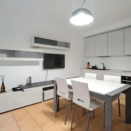 Lägenhet Xenia - Spacious And Bright New Flat With Garden