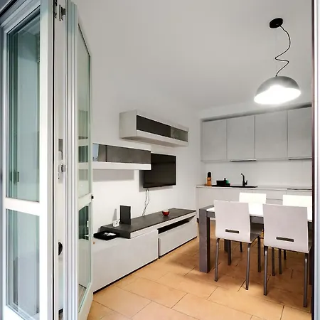 Apartmán Xenia - Spacious And Bright New Flat With Garden *