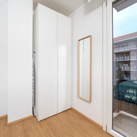 5 Guests - Modern With Balcony ميلان