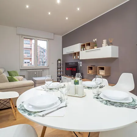 5 Guests - Modern With Balcony *