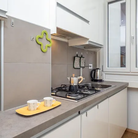 5 Guests - Modern With Balcony ميلان