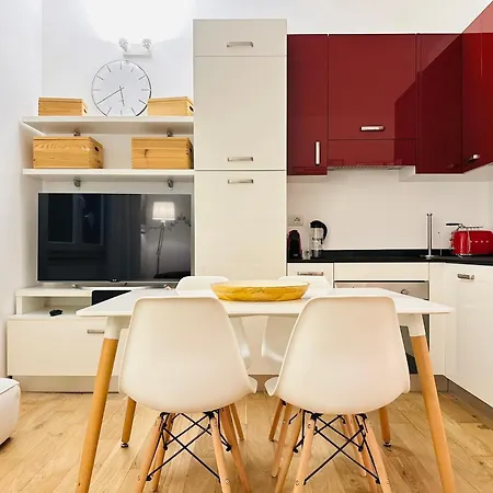 Xenia - Cozy Two-room In Station Apartment Milan