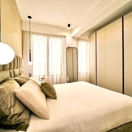 Appartement Picasso Golden House Next To Duomo Milaan