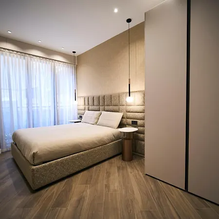 Monet Golden House Next To Duomo Milán