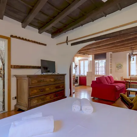 Apartment Navigli, Caratteristico Milanese Milan