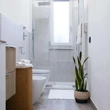 M4 Tolstoj - Vicino Navigli E Duomo Milán