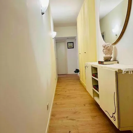 Stylish Boutique Next To Duomo Милан