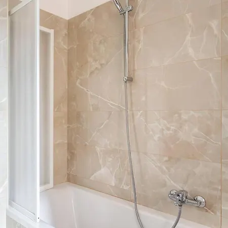 Cozy In A Shared Close To Linate Airport Stanza In Condiviso A Due Passi Da Linate Δωμάτια σε οικογενειακή κατοικία *