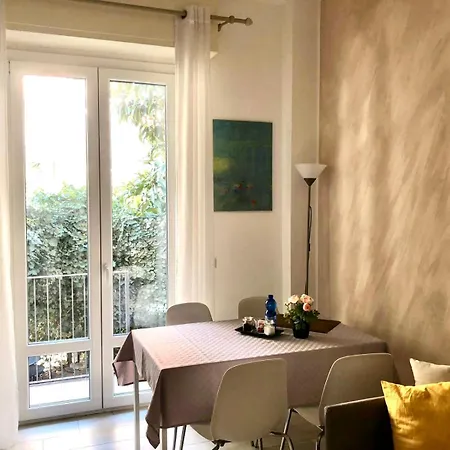 Lovely 2 With Small Garden Apartment