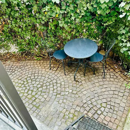 Lovely 2 With Small Garden Apartment