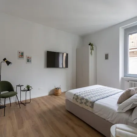 The Rent - Spacious And Renovated Two-bedroom Downtown Apartment Mailand