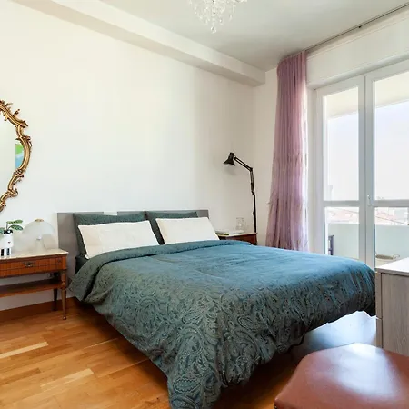 Two Spacious Bedrooms 1 Minute To Metro Stop * מילאנו